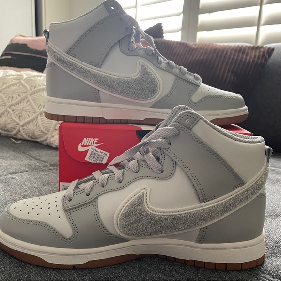 Brand New Nike Dunk Hi Retro University. Men 7/Women’s 81/2 - Picture 3 of 5